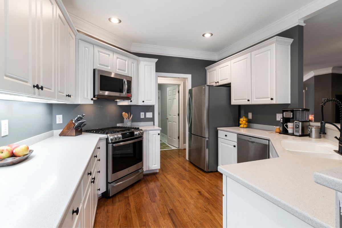 8 Professional Farmhouse White Kitchen Cabinets Perfect For A DIY Project