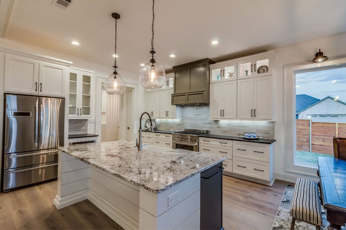 The Right Way To Hang Pendant Lighting Over Your Kitchen Island